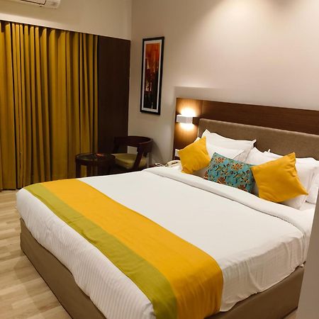 Park Residency Adoor Hotel Adur Exterior foto