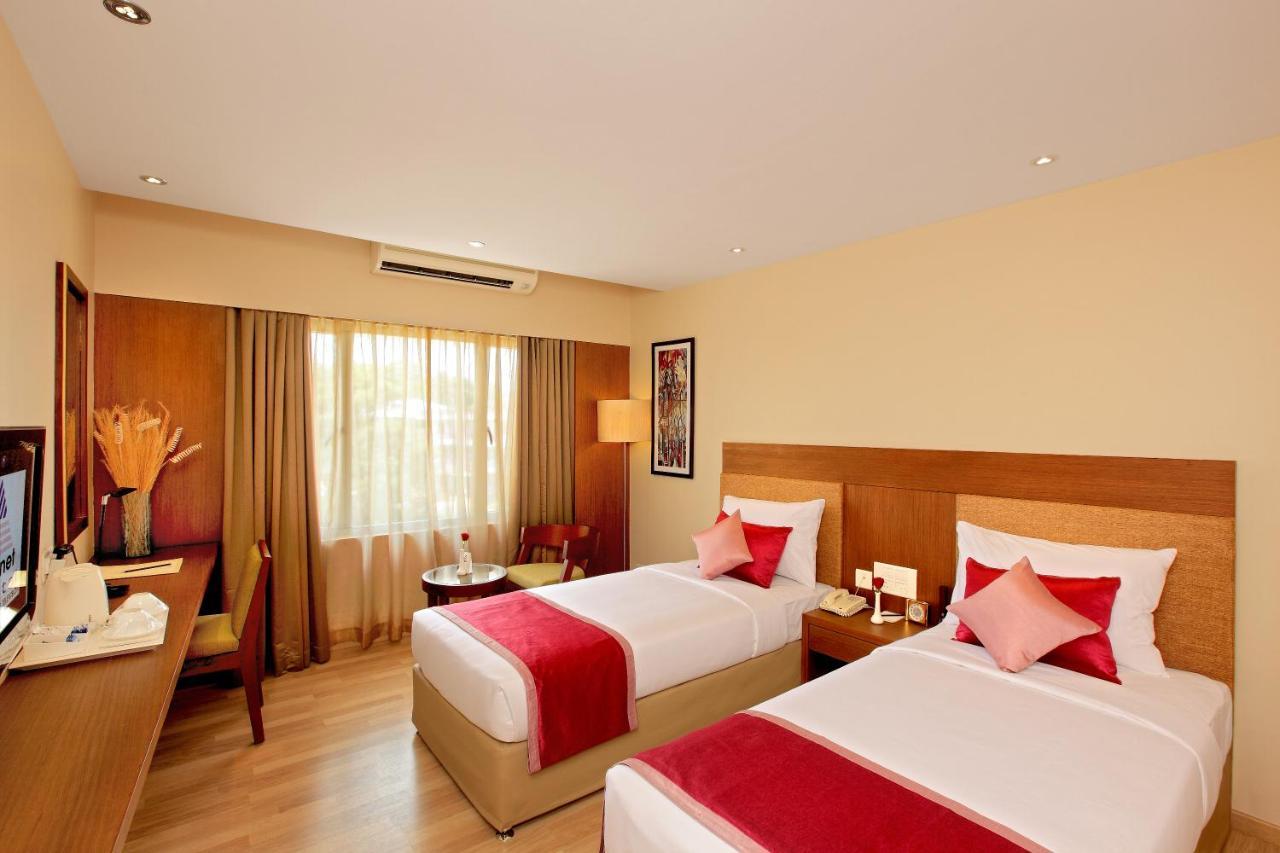 Park Residency Adoor Hotel Adur Exterior foto