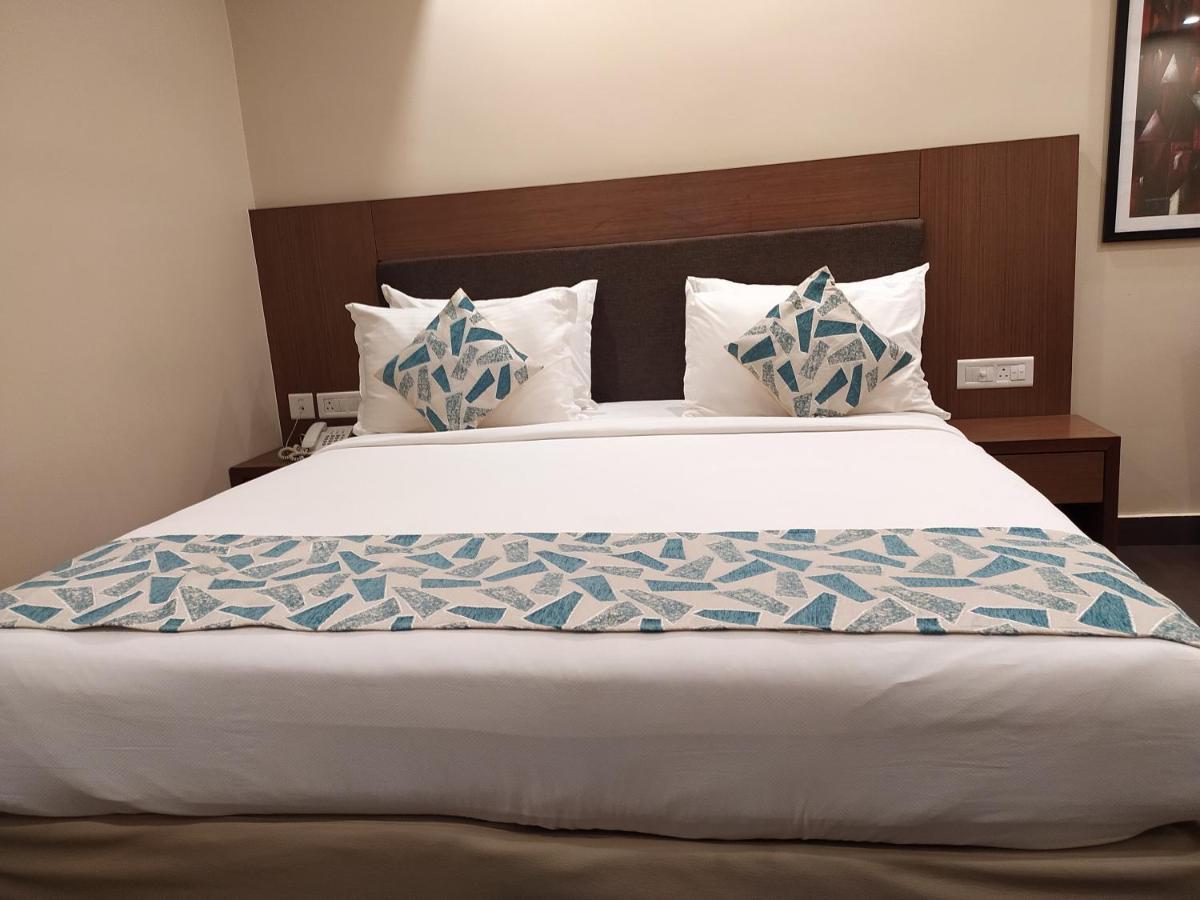 Park Residency Adoor Hotel Adur Exterior foto