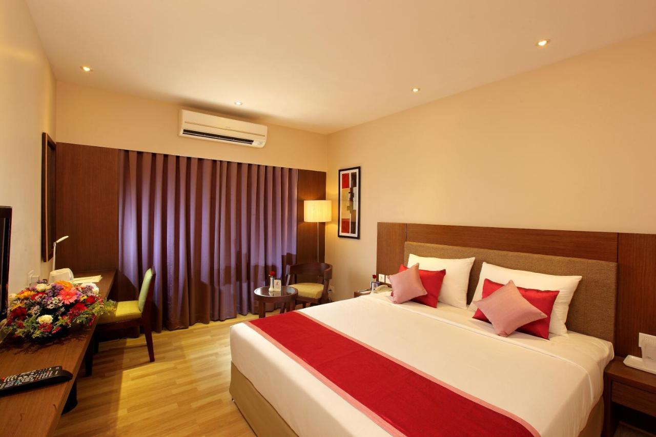 Park Residency Adoor Hotel Adur Exterior foto