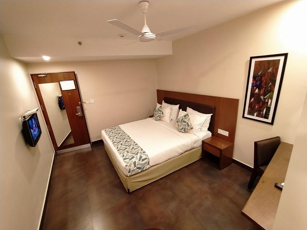 Park Residency Adoor Hotel Adur Exterior foto