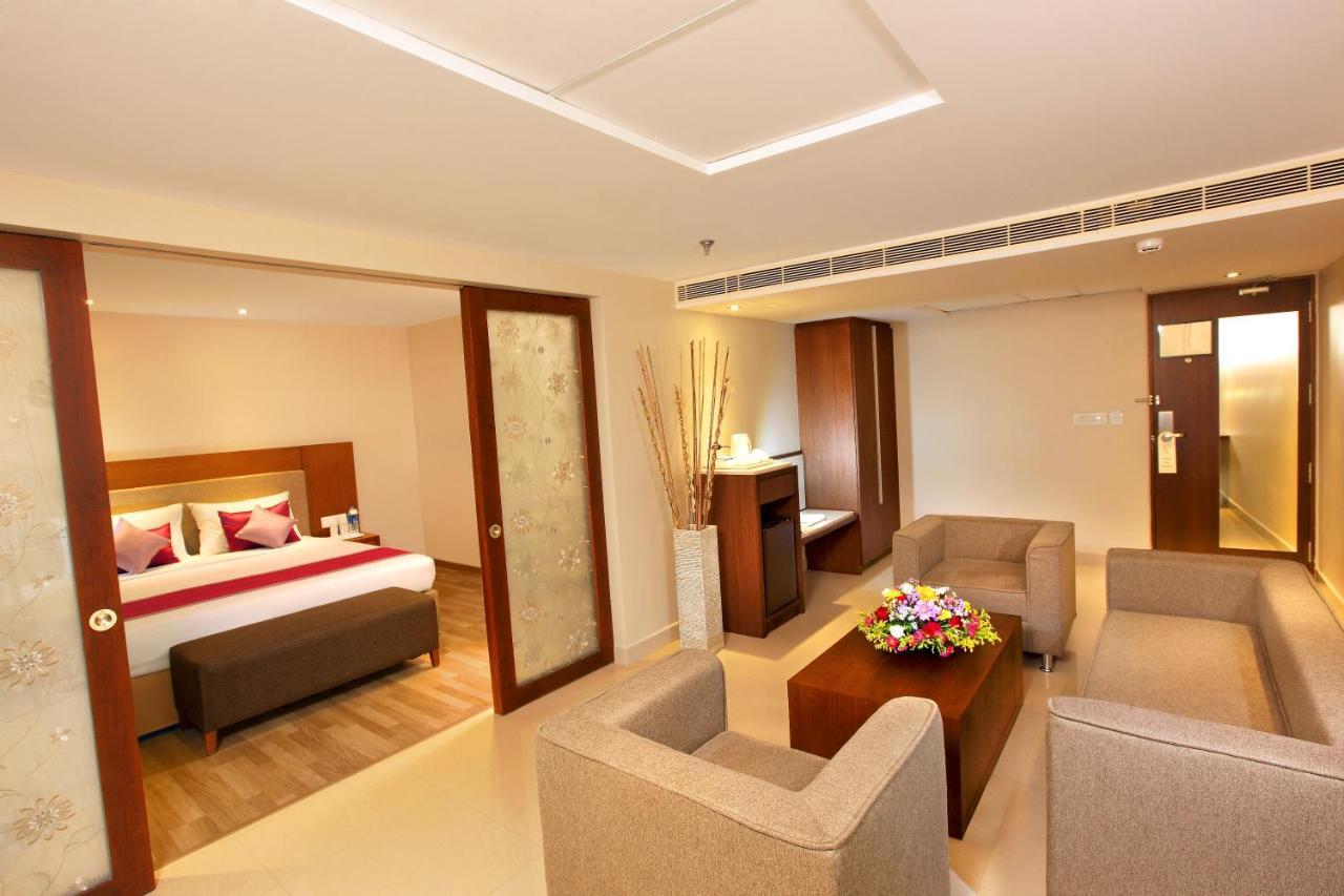 Park Residency Adoor Hotel Adur Exterior foto