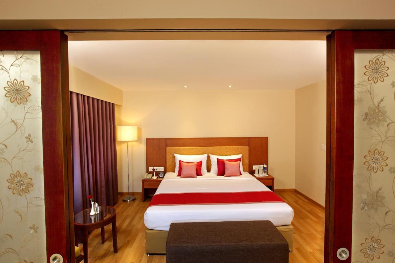 Park Residency Adoor Hotel Adur Exterior foto