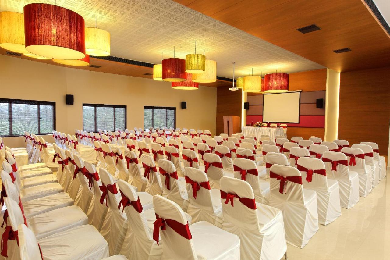 Park Residency Adoor Hotel Adur Exterior foto