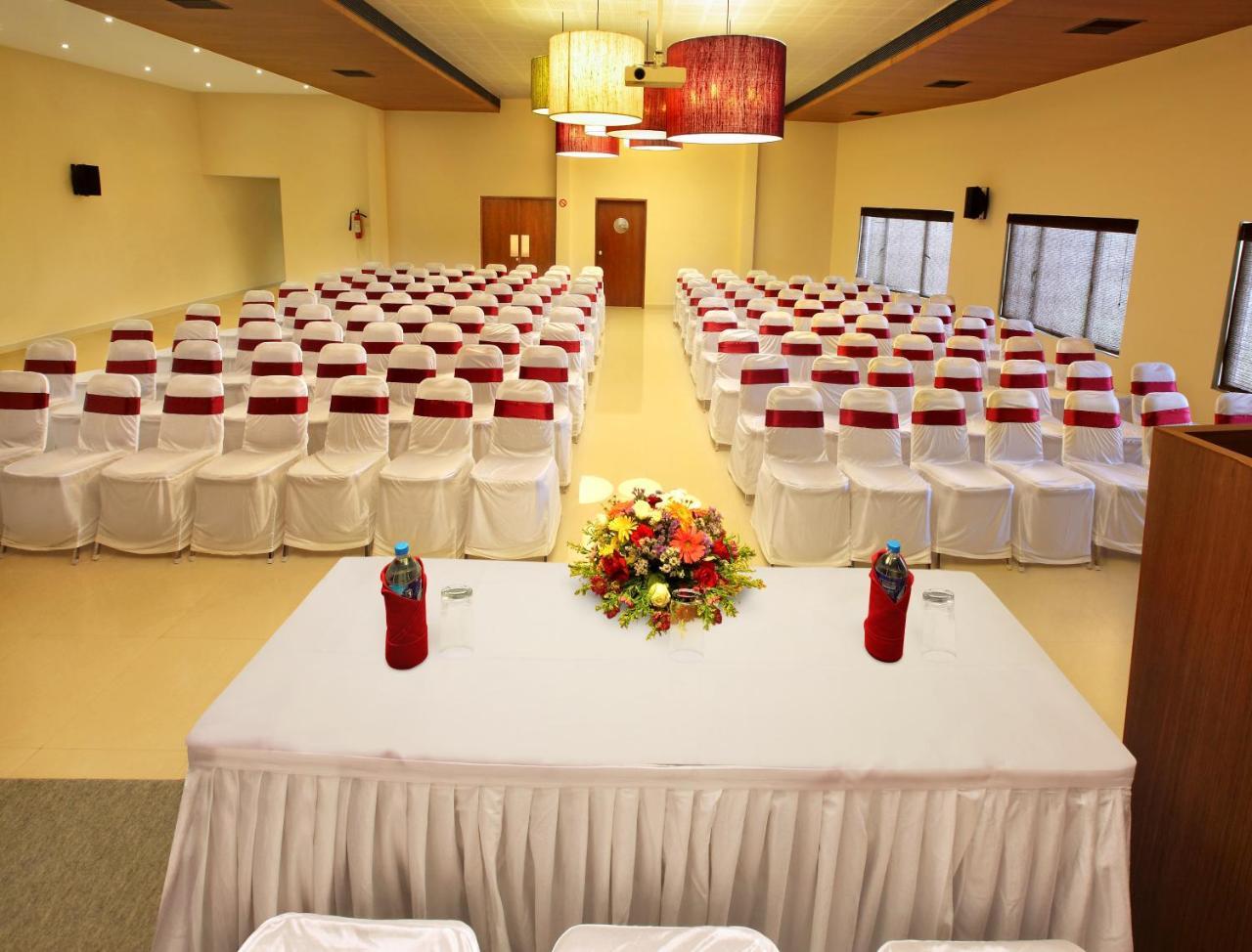 Park Residency Adoor Hotel Adur Exterior foto